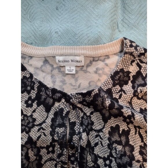 Studio Works Small Cardigan lace design - Picture 2 of 3